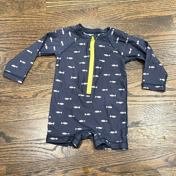 Tea Collection Shortie Rashguard longsleeve swimsuit, Boys, Tiny Fish size 6-9 - Picture 2 of 6